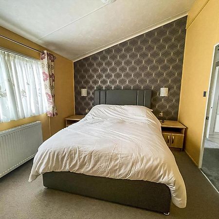 Stunning Lodge With Decking At Oaklands Holiday Park In Essex Ref 39017Rw Clacton-on-Sea Dış mekan fotoğraf