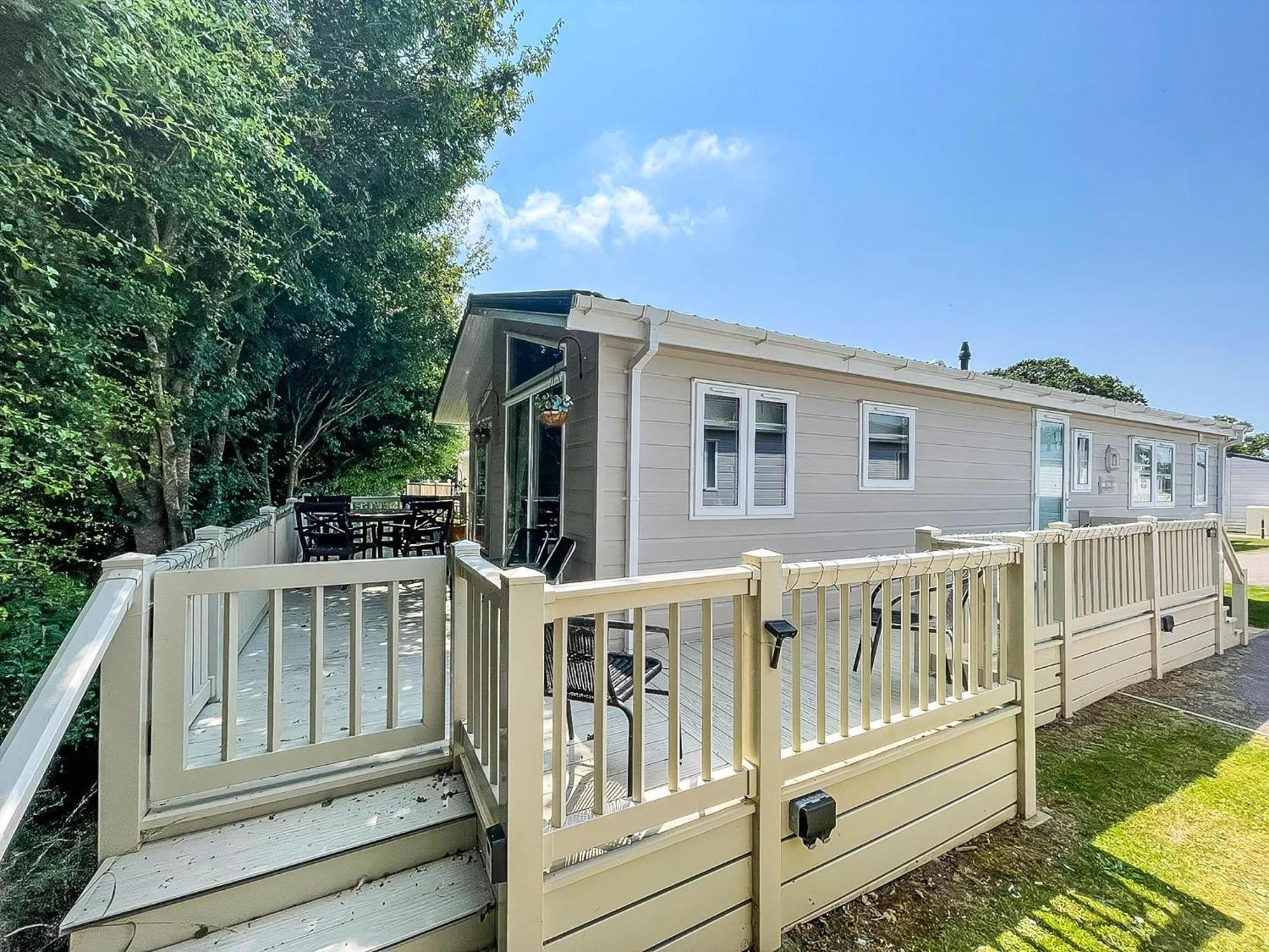 Stunning Lodge With Decking At Oaklands Holiday Park In Essex Ref 39017Rw Clacton-on-Sea Dış mekan fotoğraf