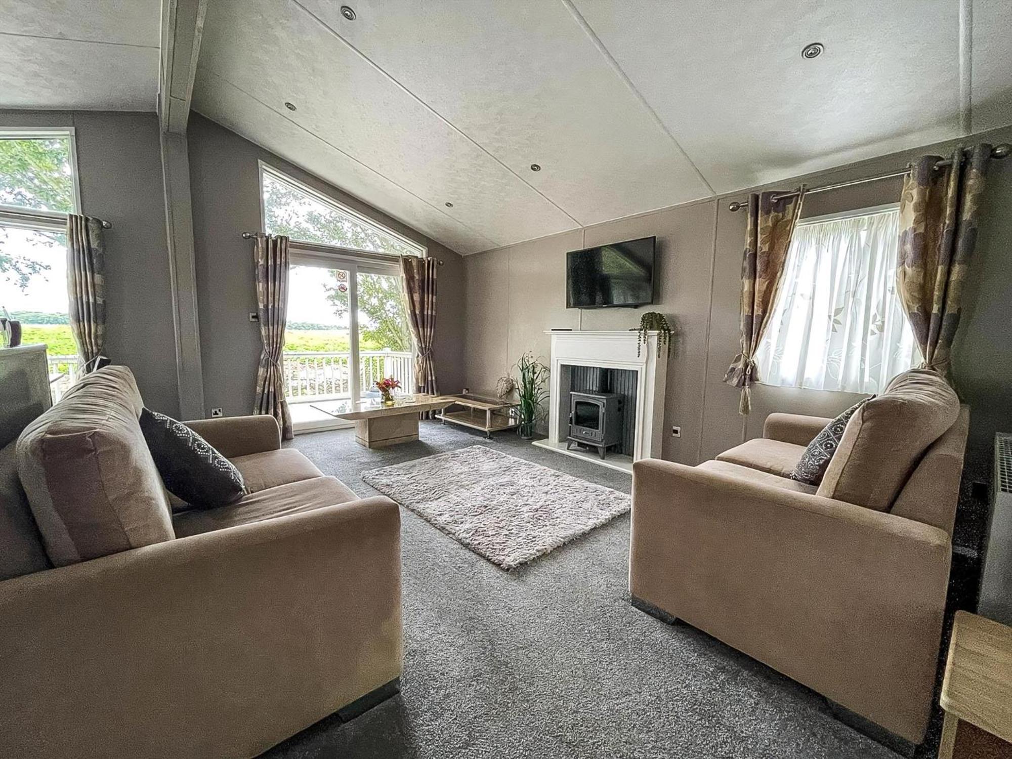 Stunning Lodge With Decking At Oaklands Holiday Park In Essex Ref 39017Rw Clacton-on-Sea Dış mekan fotoğraf