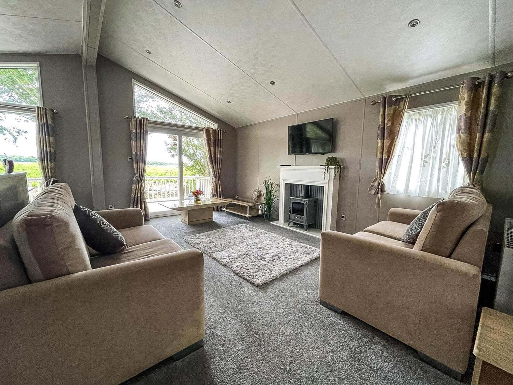 Stunning Lodge With Decking At Oaklands Holiday Park In Essex Ref 39017Rw Clacton-on-Sea Dış mekan fotoğraf